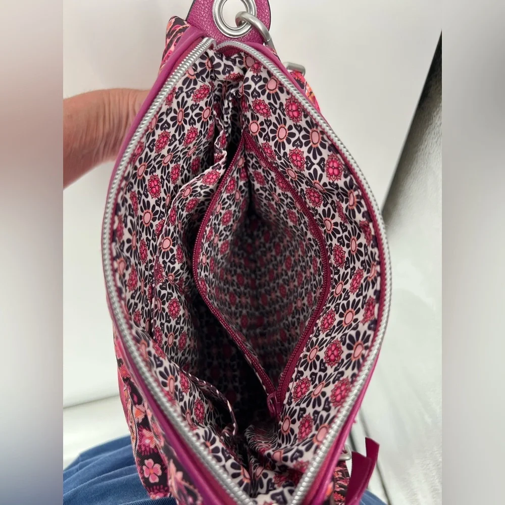 VERA BRADLEY CROSSBODY RASPBERRY MEDALLION‎ CARSON BAG CLASSIC VIBRANT QUILTED